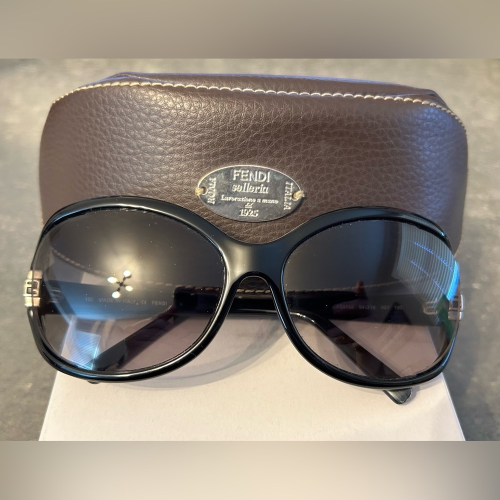 EUC Fendi FS5152 black sunglasses
